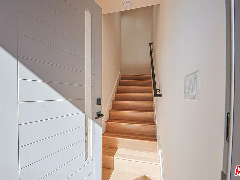 10801 Kling St — Photo 58