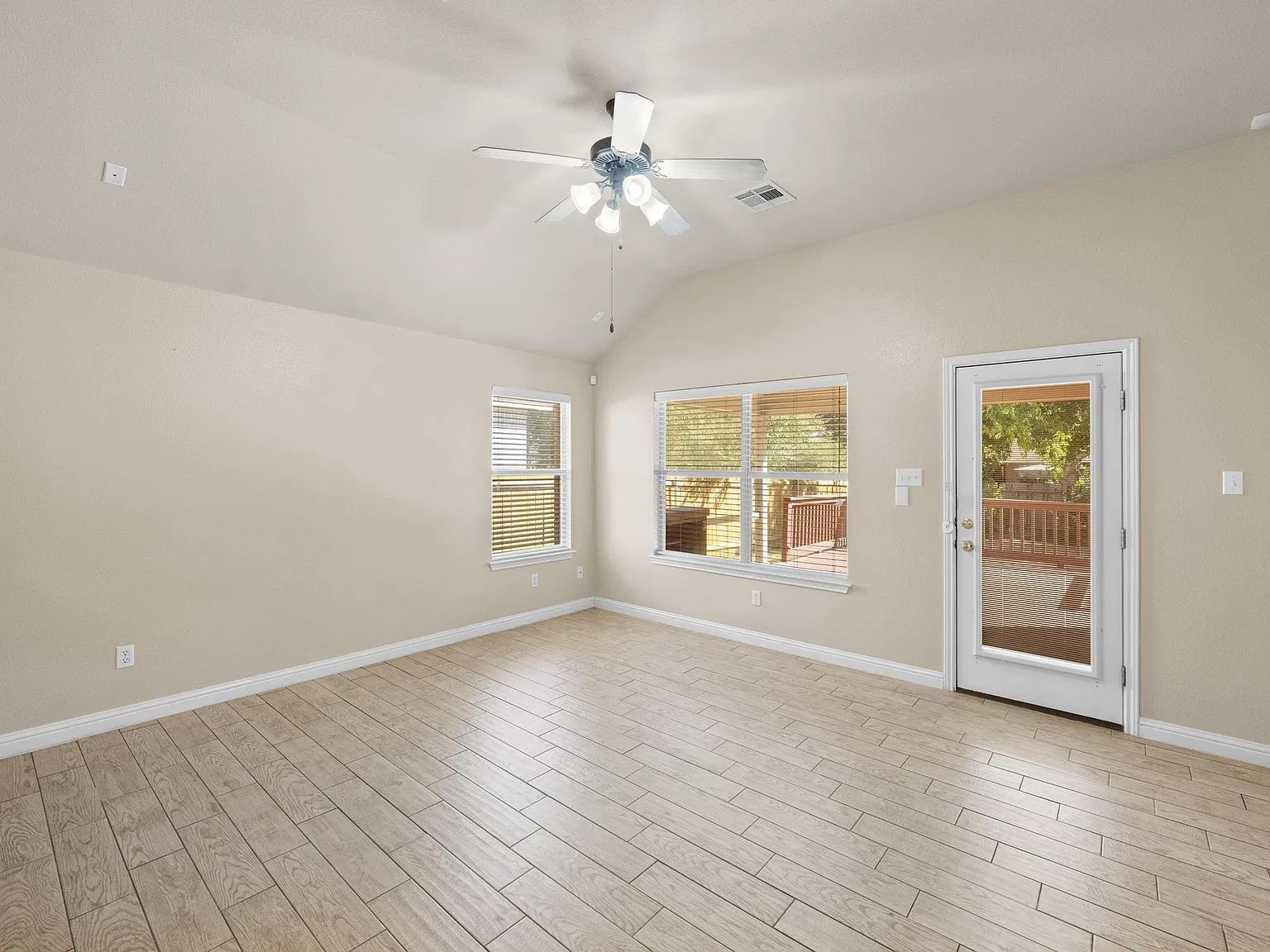 3 bed, 2.0 bath, 1763 sqft, $2,300 — Photo 3