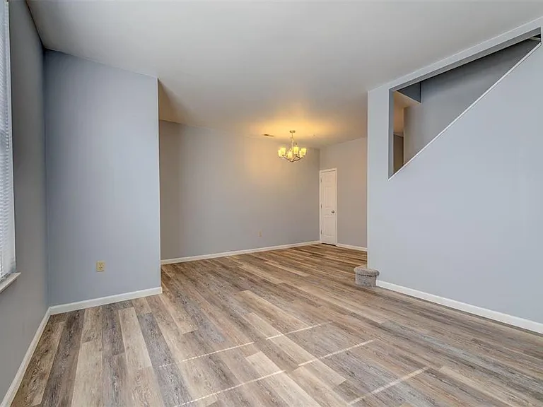 443 N Sarah St — Photo 7