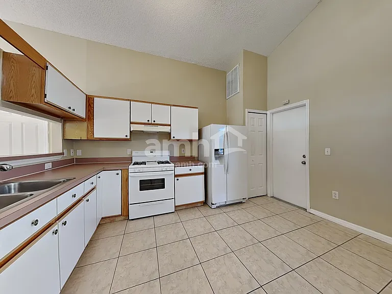 1718 Westminster Trl — Photo 4