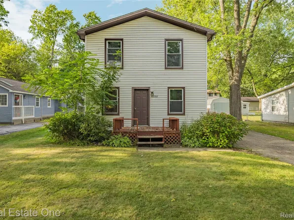 4866 Filer St, Waterford, MI 48328