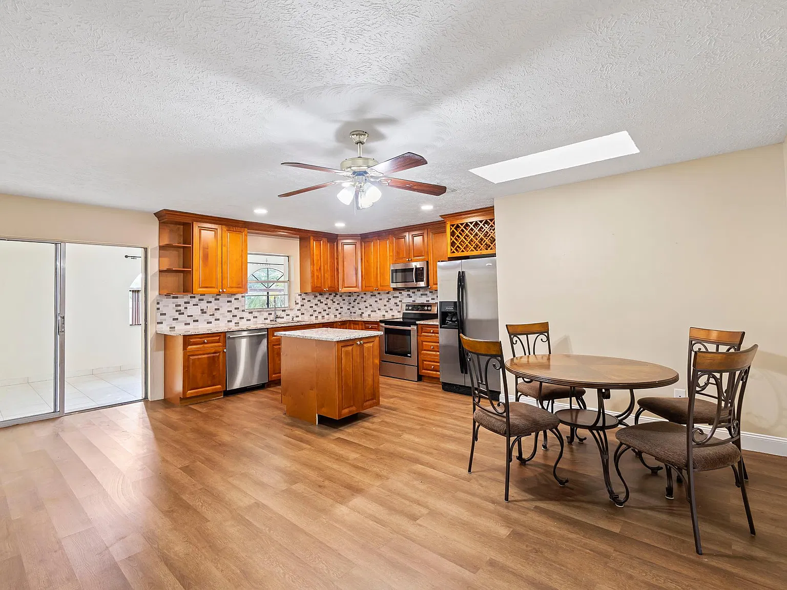 3 bed, 1794 sqft, $2,900 — Photo 3