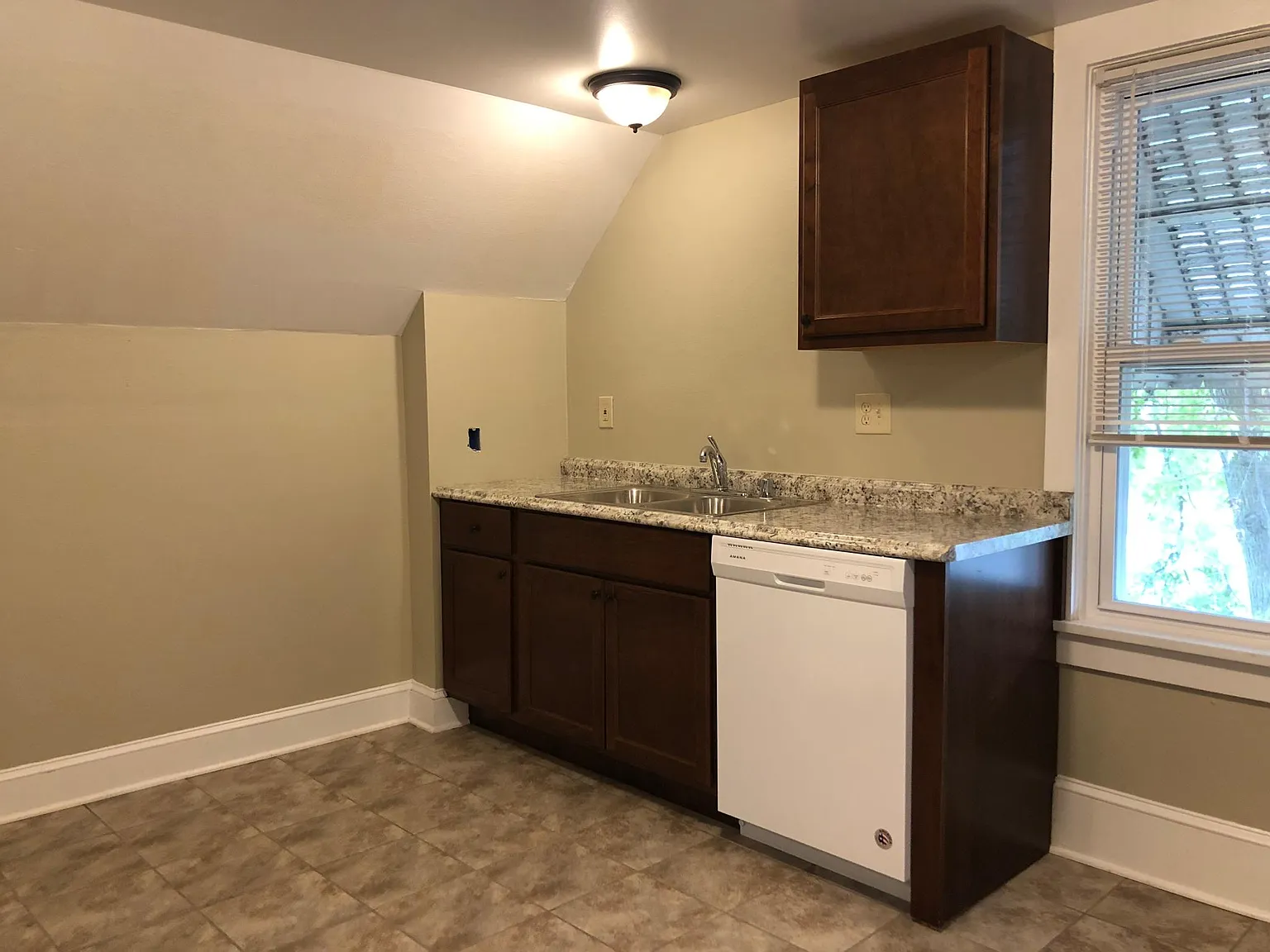 3 bed, 950 sqft, $1,395 — Photo 2