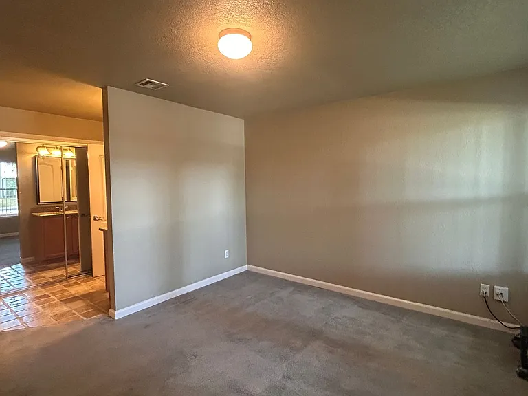 4002 Elmo Loop #D — Photo 11