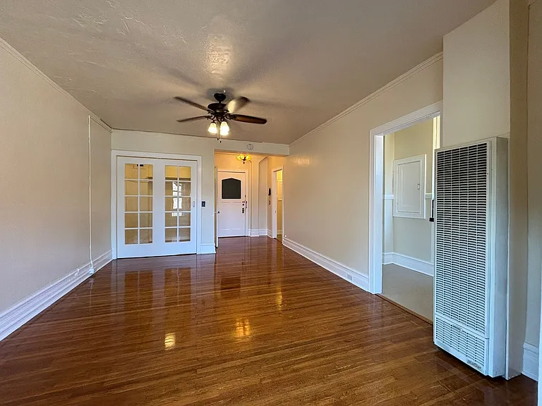 Lucretia Court Apartments — Photo 9