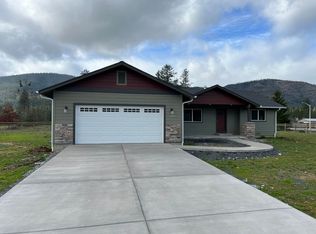 601 E Forks Cir, Cave Junction, OR 97523