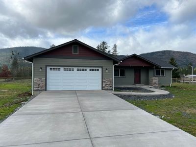 601 E Forks Cir, Cave Junction, OR, 97523