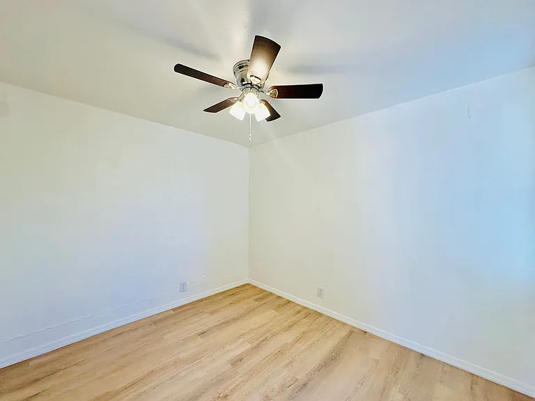 1 and 2 Bedroom Townhomes Near Downtown Tucson! Renovated with Off Street Parking! — Photo 12