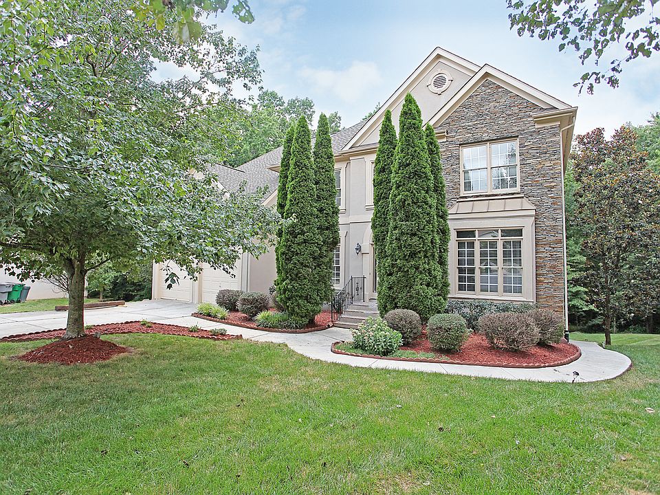 Cul-de-sac,private back yard