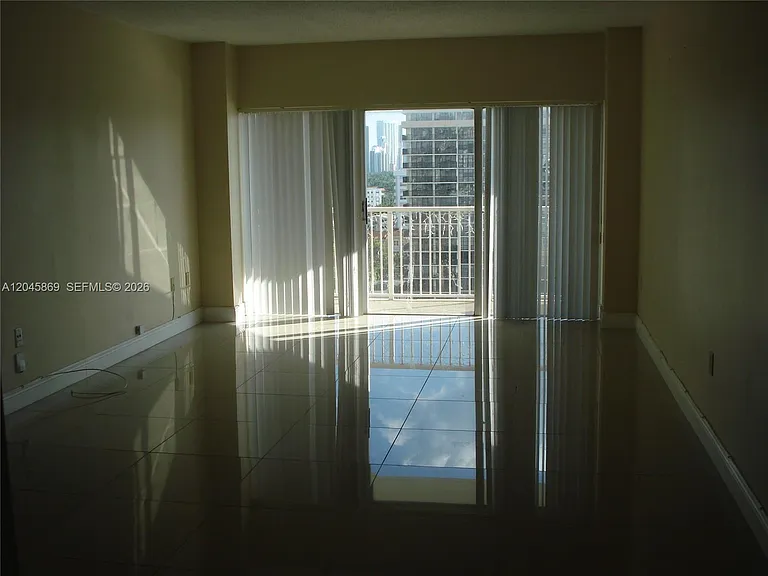 1965 S Ocean Dr #10P — Photo 2