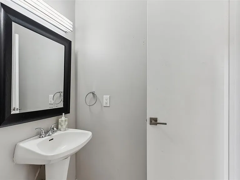 17015 Graystone Dr — Photo 9