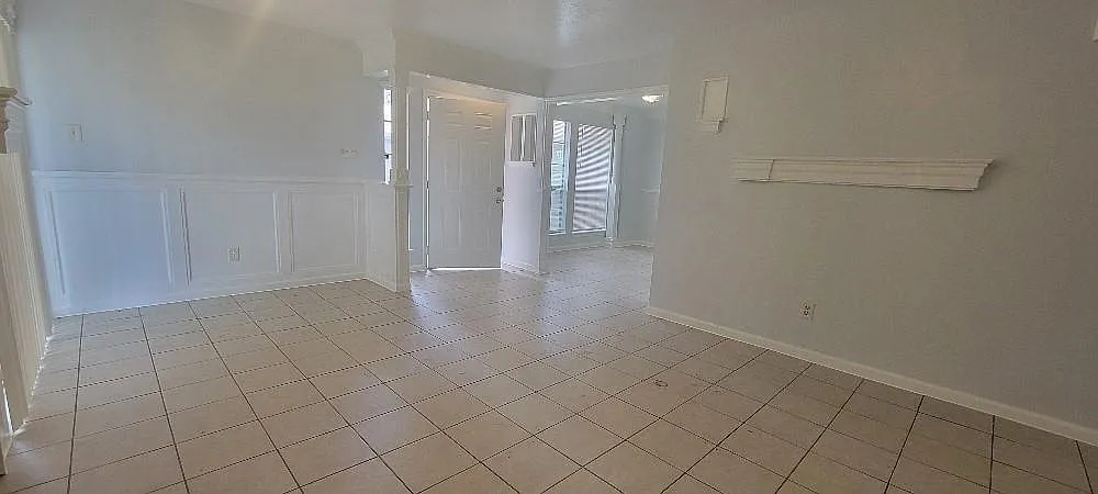 2 bed, 1.0 bath, 4052 sqft, $1,150 — Photo 2
