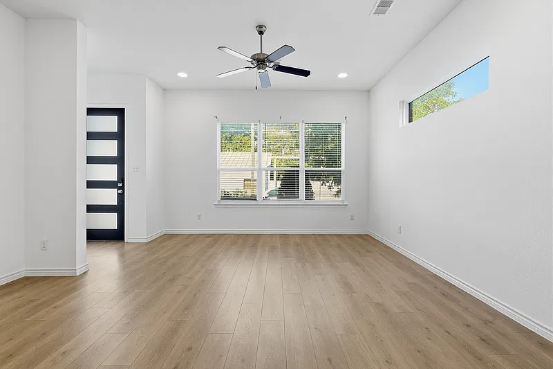 3 bed, 2.5 bath, 1993 sqft, $2,600 — Photo 3