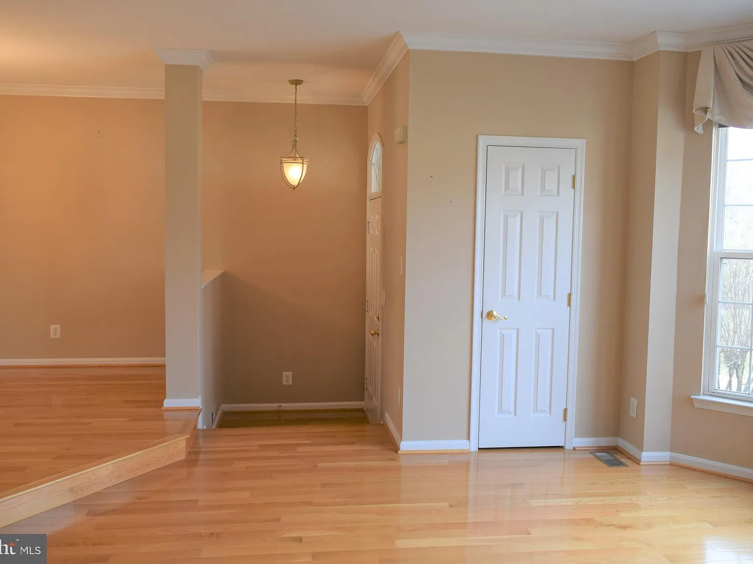 3 bed, 4.0 bath, 1865 sqft, $3,700 — Photo 3