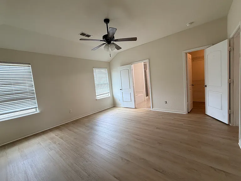 140 Collin St — Photo 10