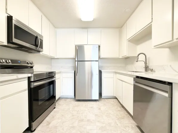 372 Pala Vista Dr APT 2, Vista, CA 92083