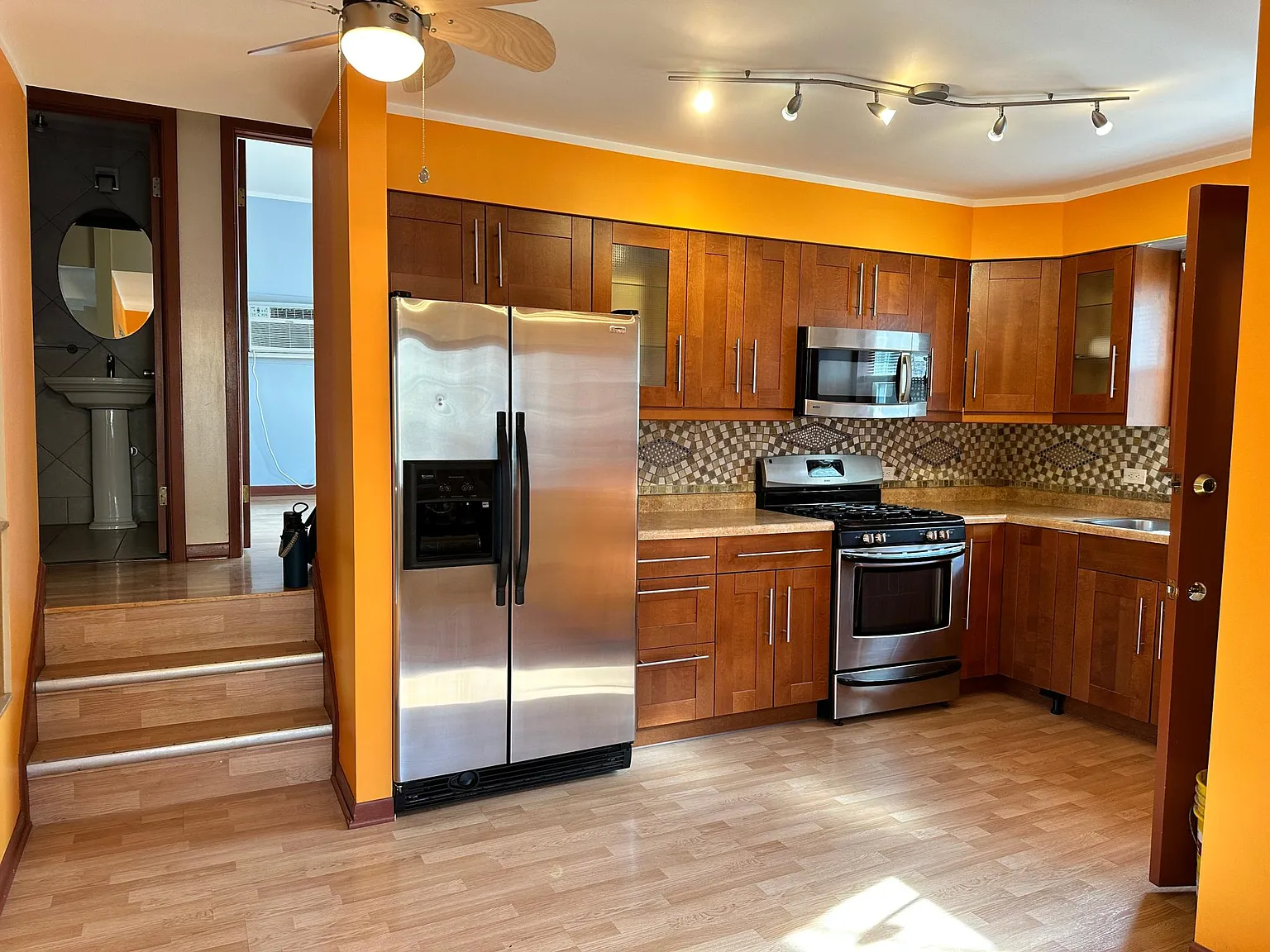 3 bed, 1.5 bath, 1100 sqft, $1,900 — Photo 2