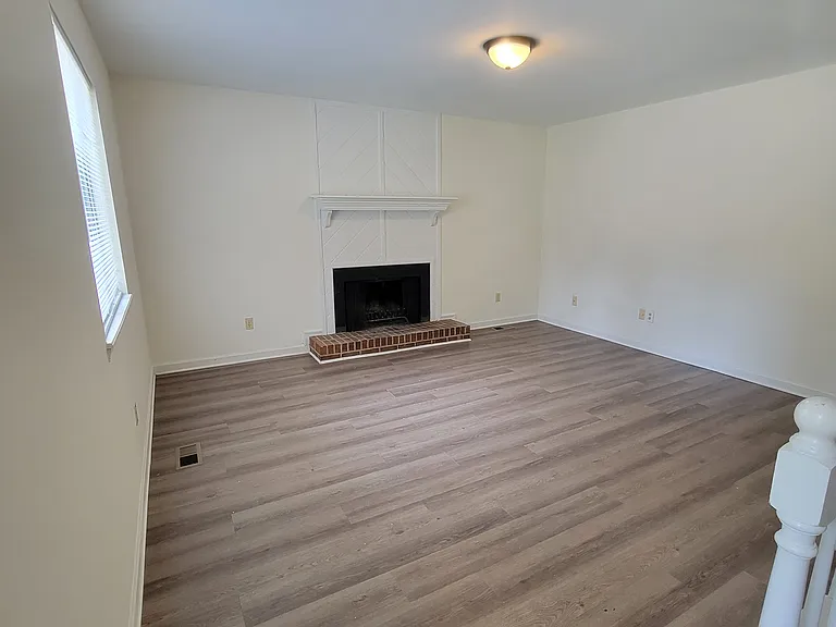 102 Bramble Ct — Photo 1