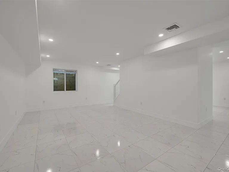 1 Manhasset Ave #B — Photo 24