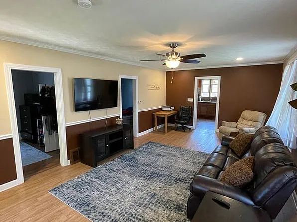 211 E Hickory St, Fairbury, IL 61739