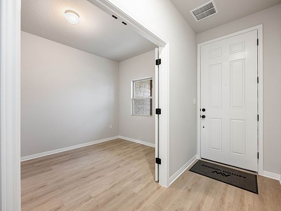 136 Prairie Falls Drive Interior Image 5