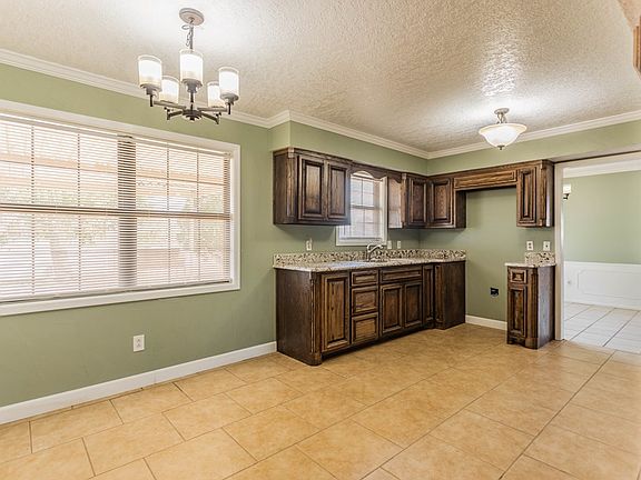 4th image of 1136 N Clendenen Ave