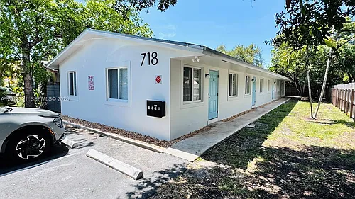 718 SE 13th St #2 Photo 1