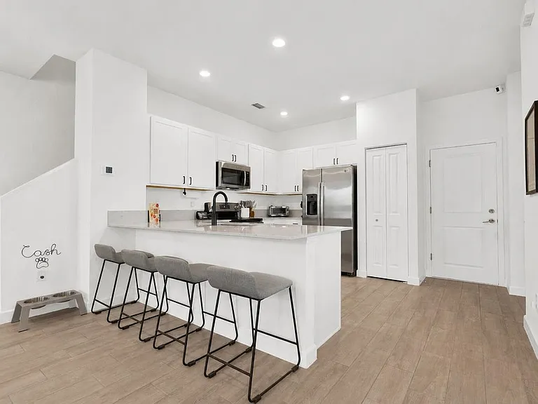 4246 Lagoon Shore Dr — Photo 3