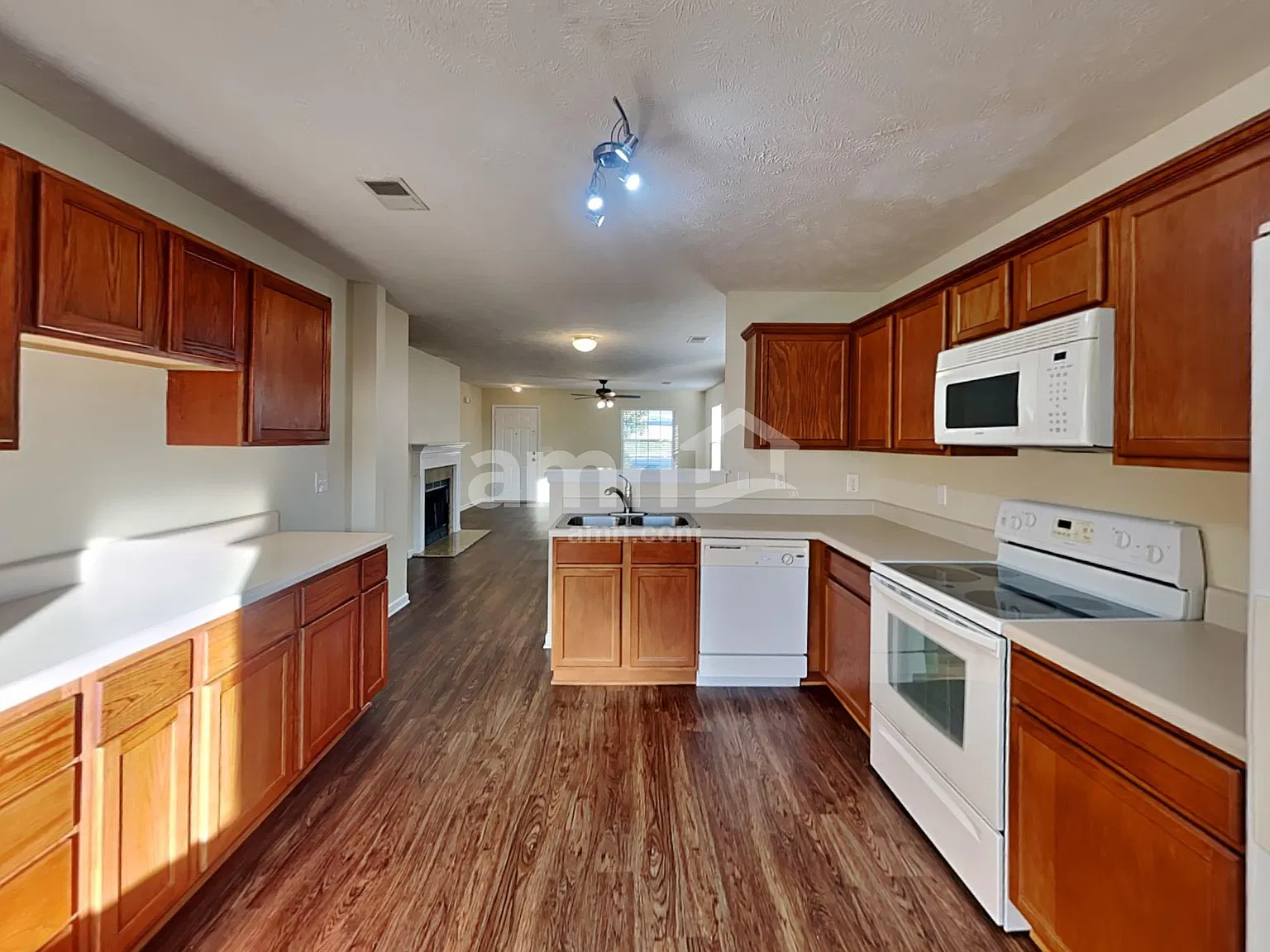 3 bed, 2.5 bath, 1480 sqft, $2,175 — Photo 3