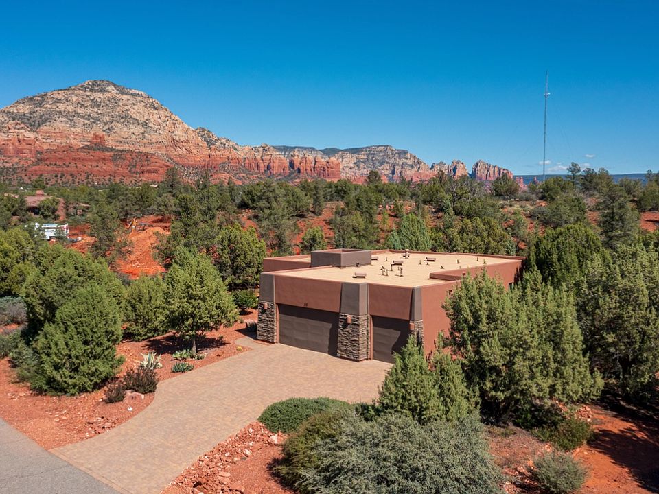 Front of the house with Thunder Mountain views.