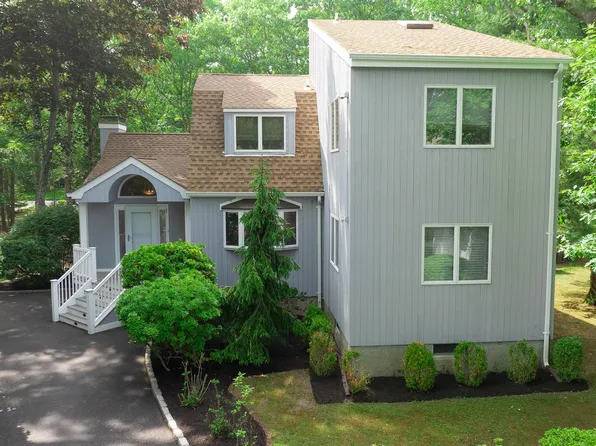 2 Strathmore Court, Remsenburg, NY 11960