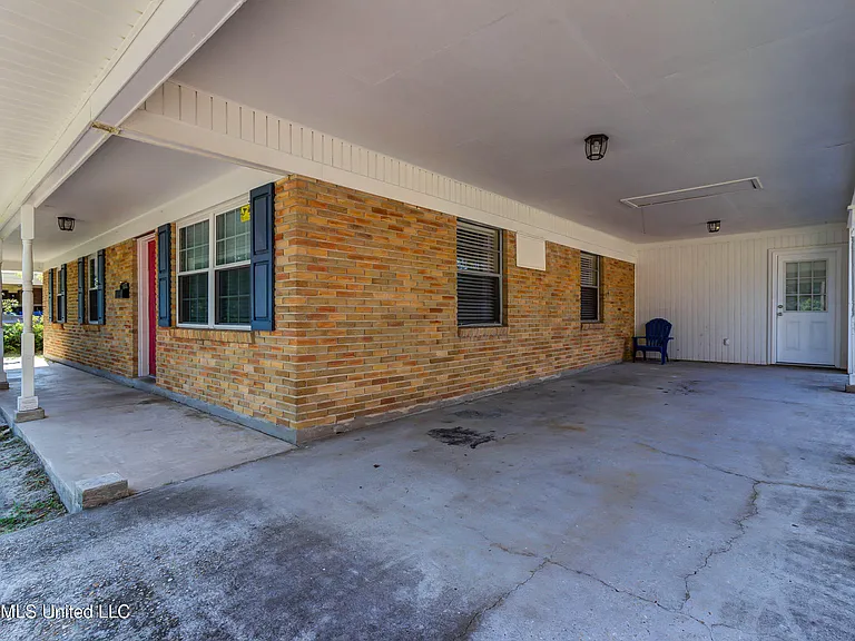 2323 Middlecoff Dr — Photo 41