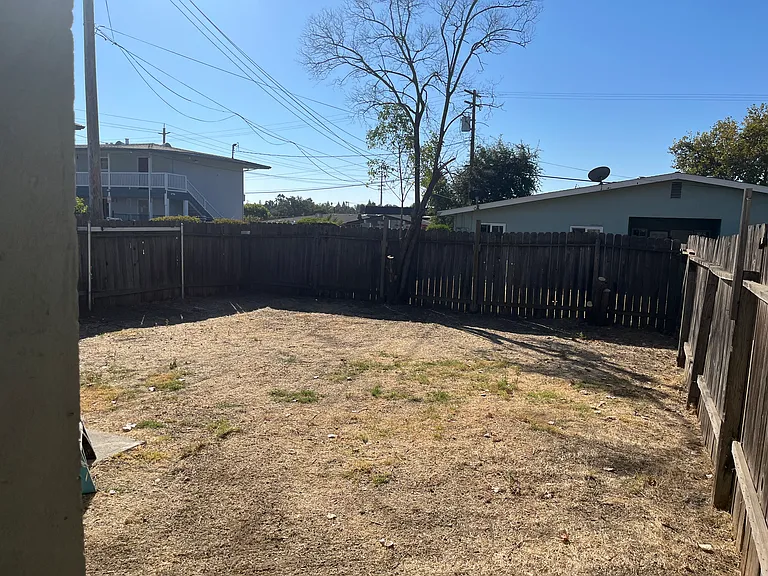 1150 Smith Ln — Photo 6