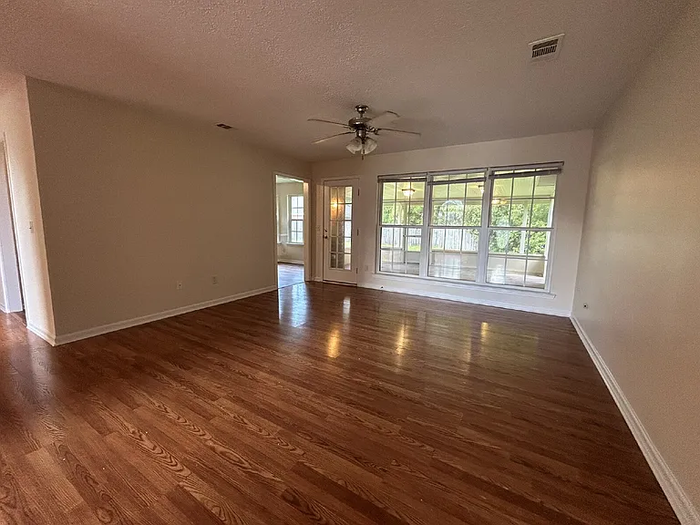4 Idus Ln — Photo 3