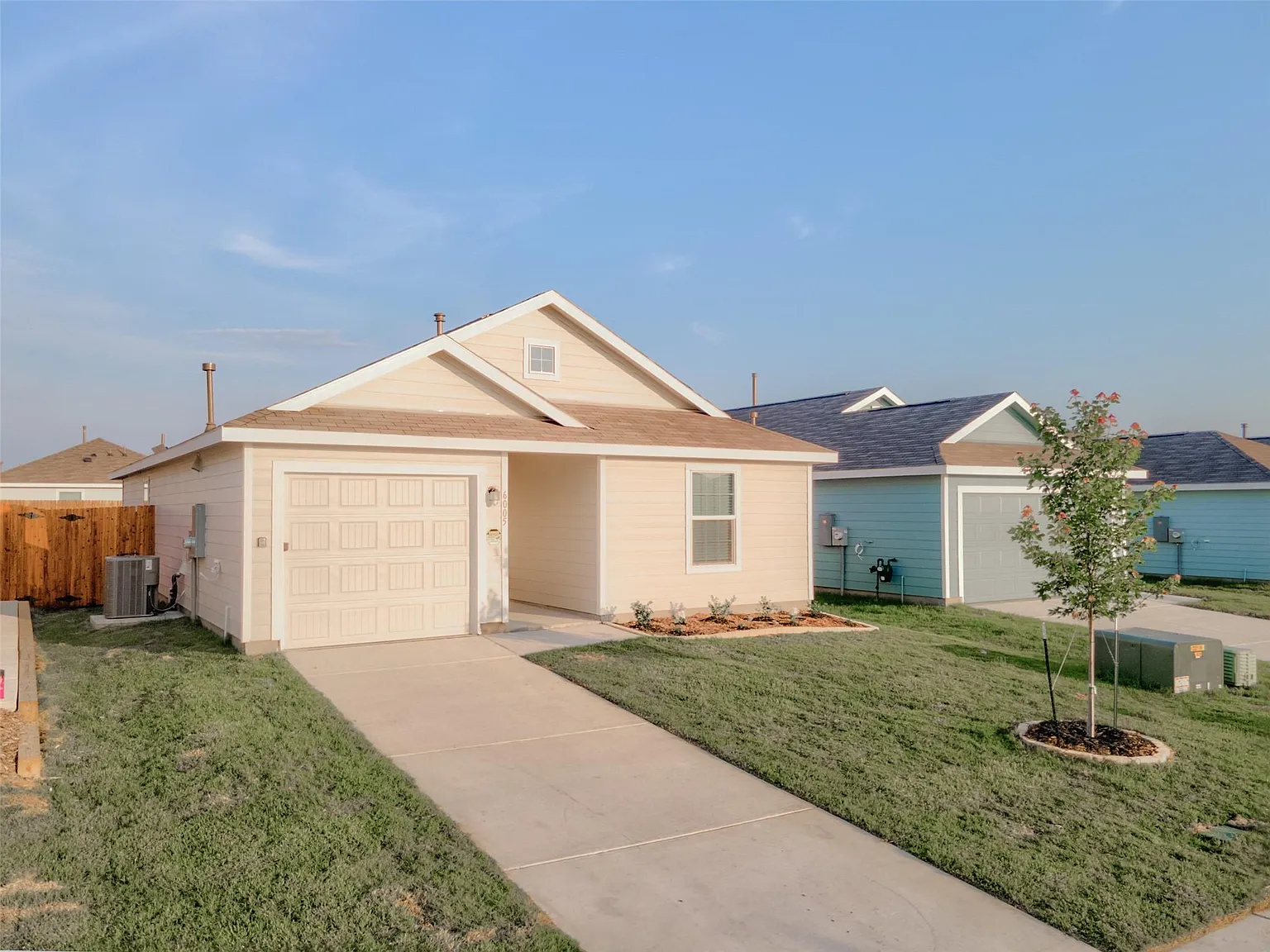 3 bed, 1239 sqft, $1,895 — Photo 2