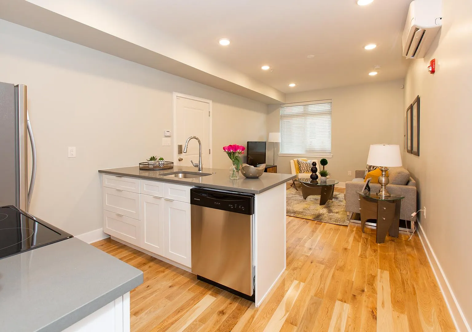 2428 W Thompson St — Photo 3