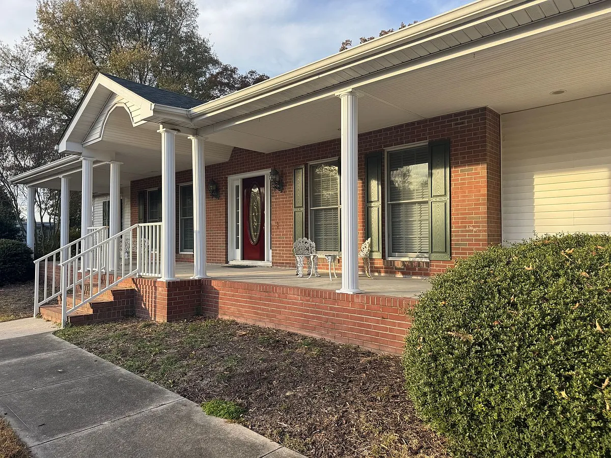 Building Photo - 8466 Hollybrook Dr