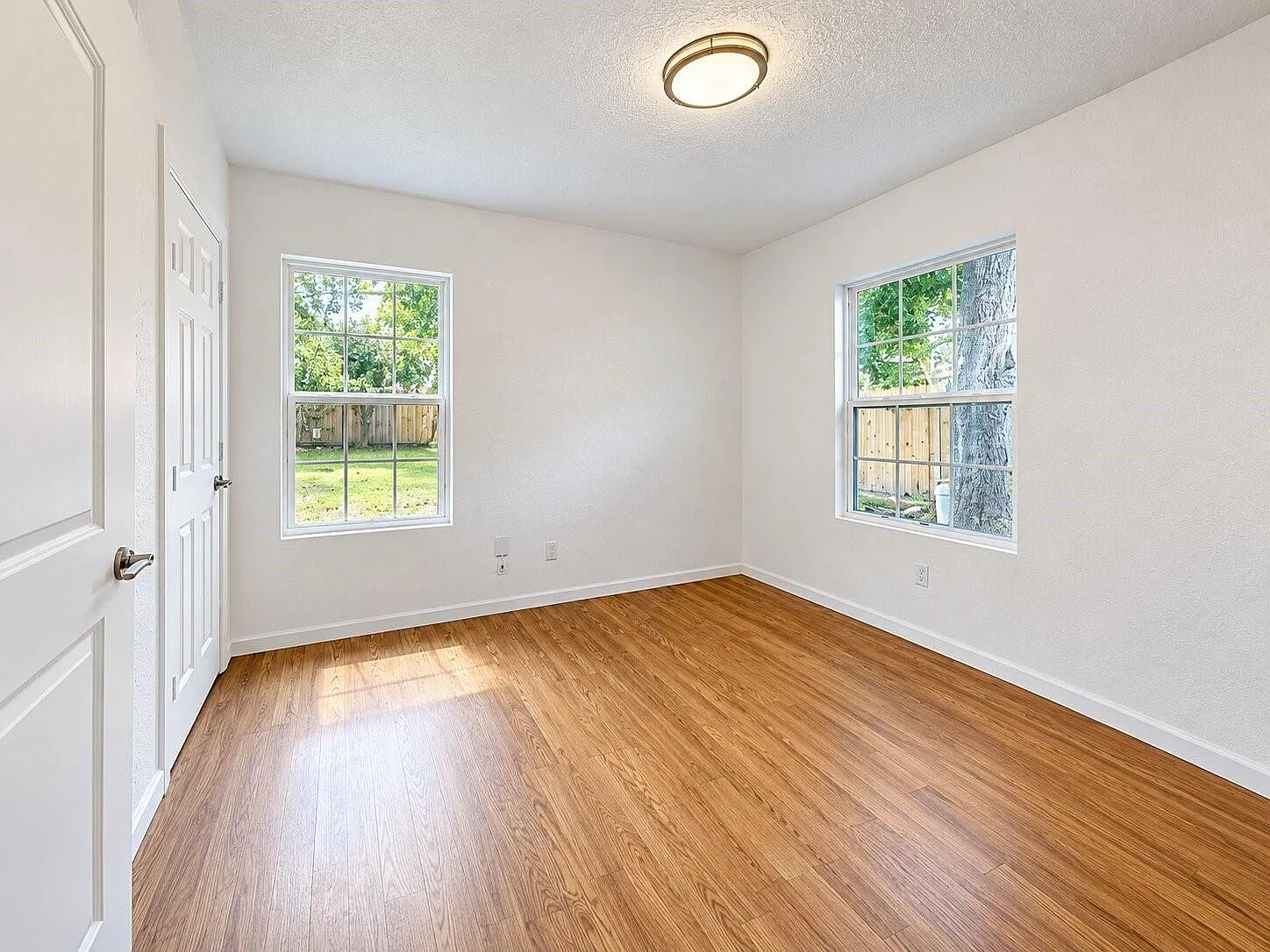 3 bed, 1.0 bath, 957 sqft, $1,600 — Photo 3