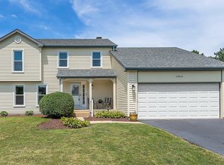 27W050 Sycamore Ln, Winfield, IL 60190