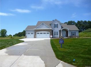 10139 Cliff View Ct, Clarkston, MI 48348