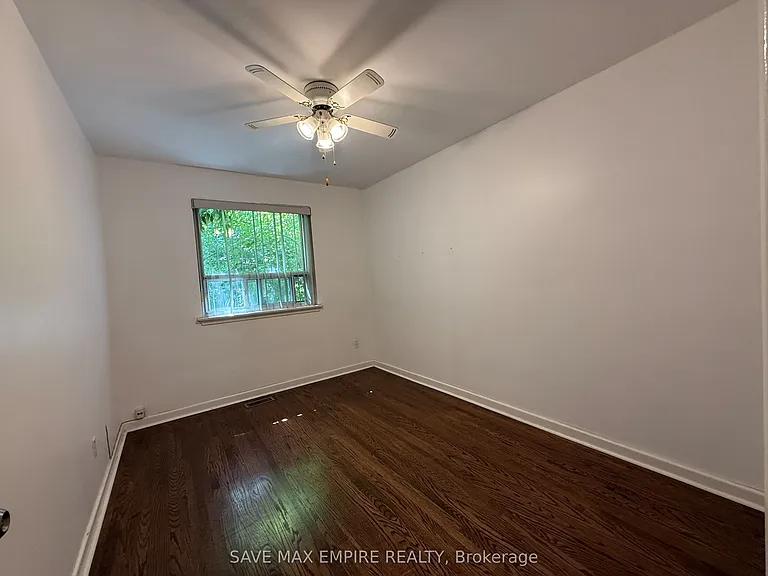 1560 Sandgate Cres — Photo 10