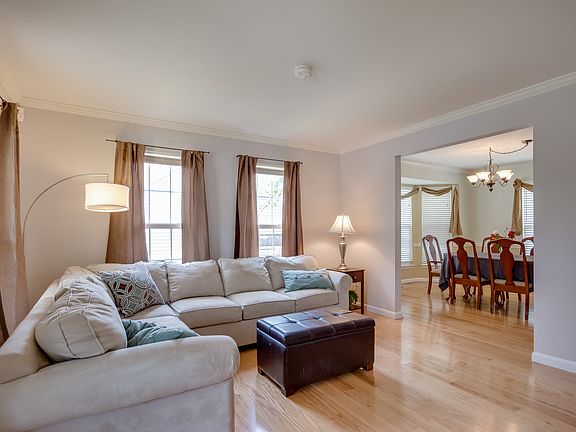 4th image of 71 Newbury Dr