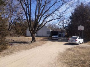 1418 N Barnes Lake Rd, Hutchinson, KS 67501