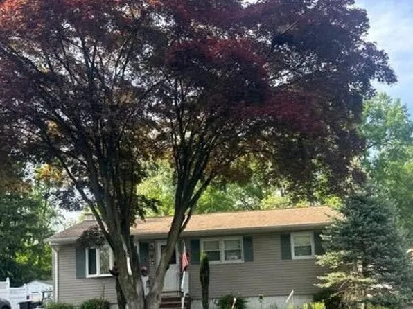 12 New St, Middlesex, NJ 08846