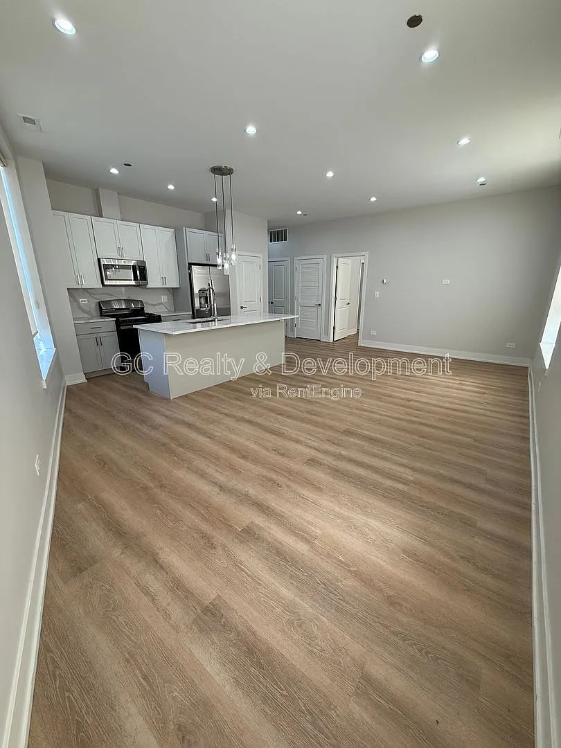 2 bed, 2.0 bath, 1055 sqft, $2,700 — Photo 3