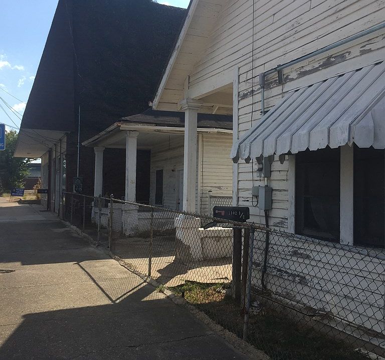 2nd image of 2100 Washington St