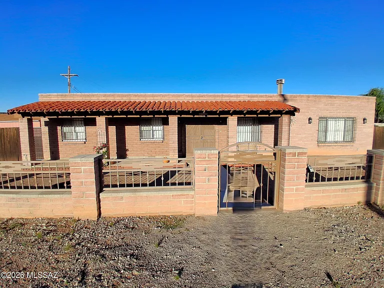 2650 W Aurora Dr — Photo 1