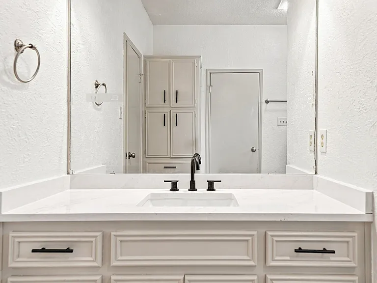2207 Lancaster Gate Cv — Photo 11