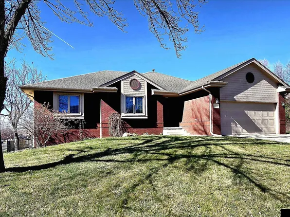 2013 Liberty Ln, Papillion, NE 68133