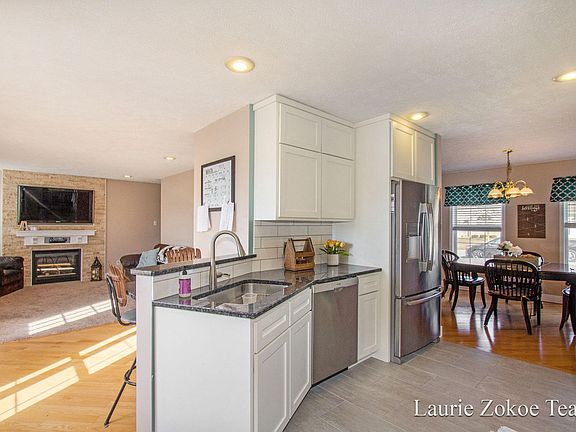 3rd image of 206 Creekside Dr